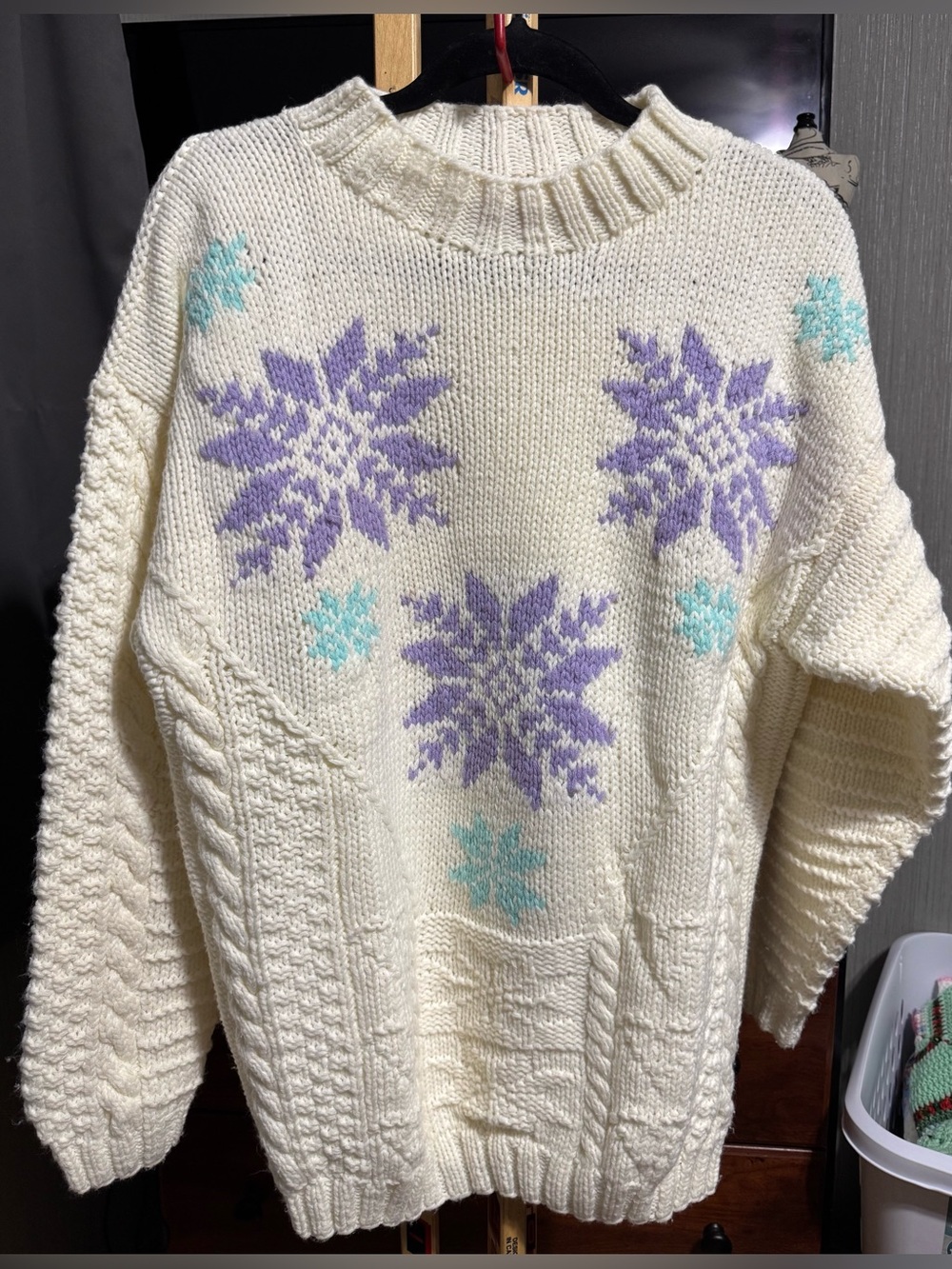 Vintage Lady Foot Locker Hand Knit Chunky Snowflake Knit Sweater Large